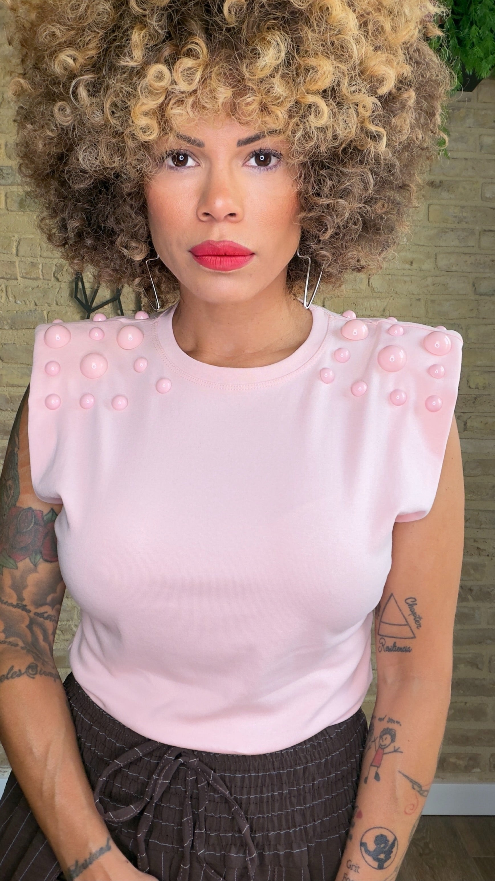 Camiseta Hombrera Apliques Bolas Rosa
