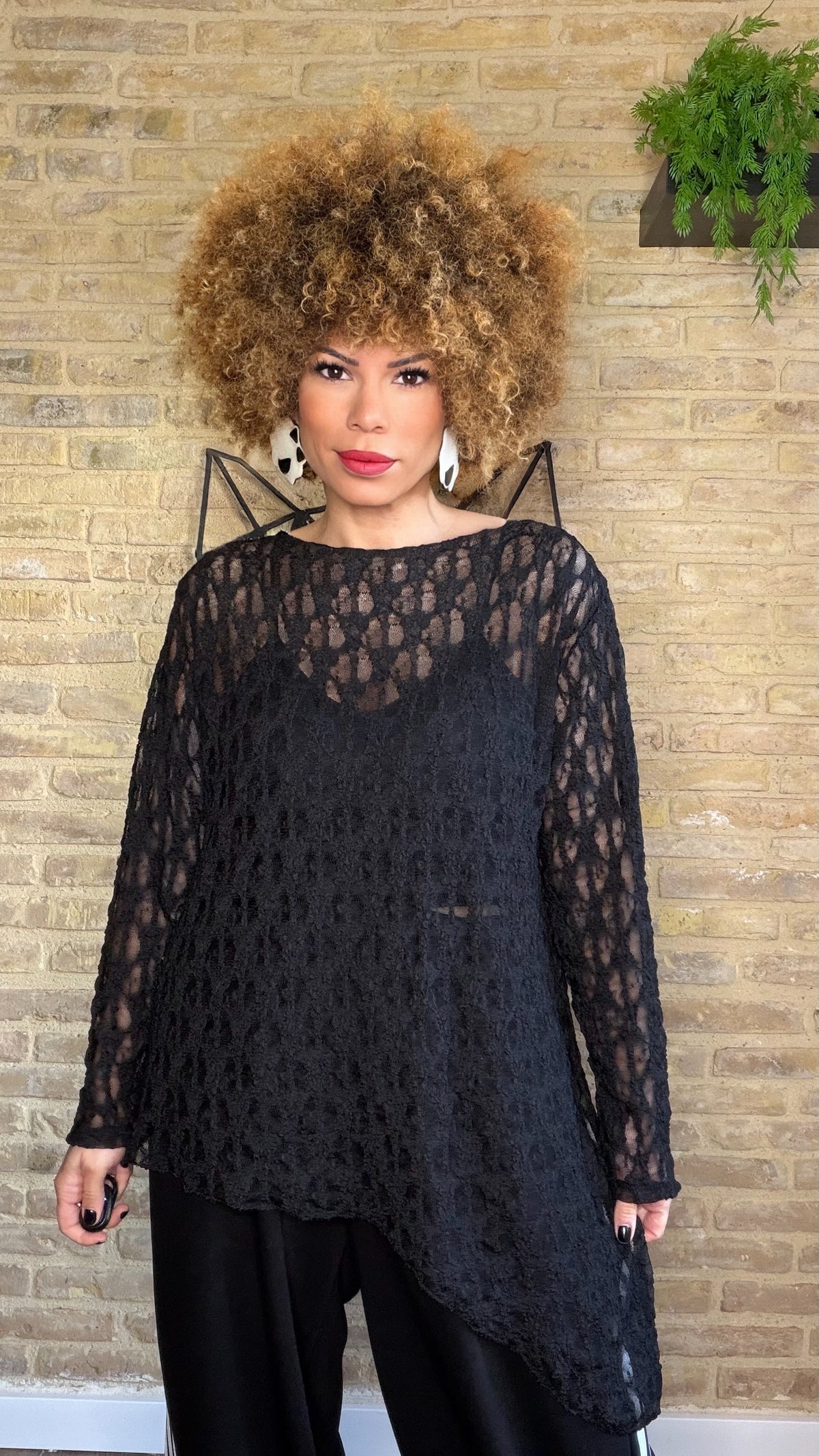 Camiseta Encaje Asimétrica.