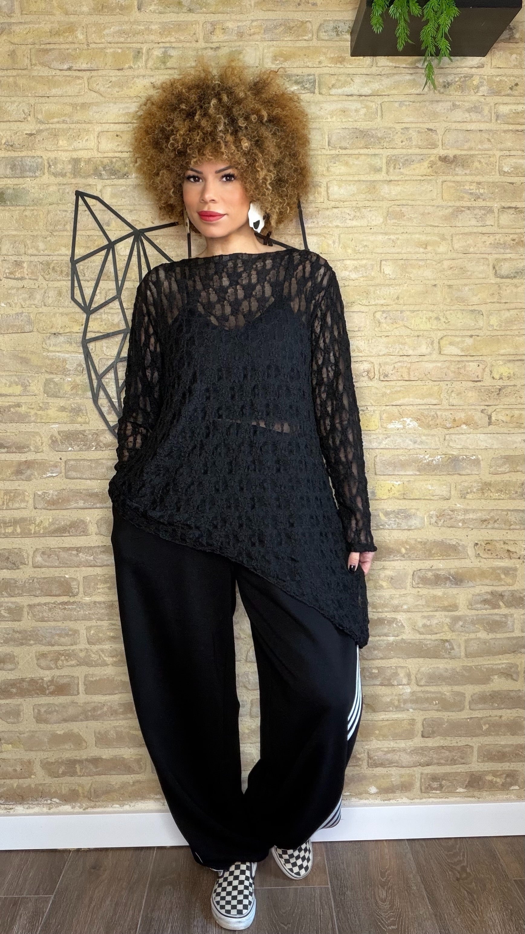 Camiseta Encaje Asimétrica.